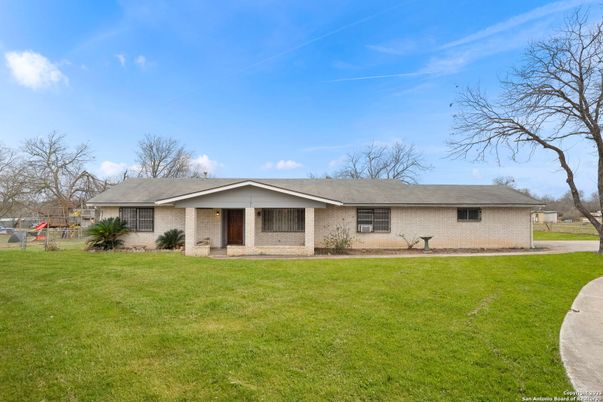 Backyard, Exterior, Facade, Brick Facade, Ranch