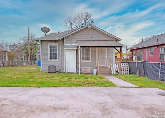 Backyard, Exterior, Facade, Ranch