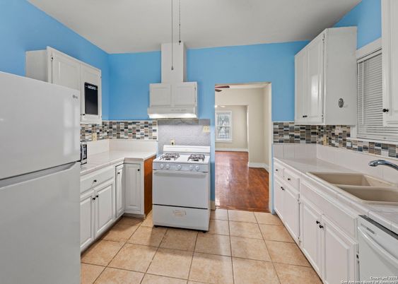 Interior, Kitchen, Pendant Lights, Wood Texture Flooring