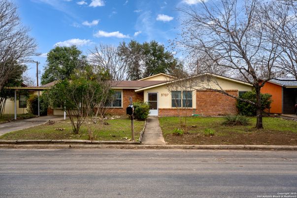 Exterior, Facade, Brick Facade, Ranch