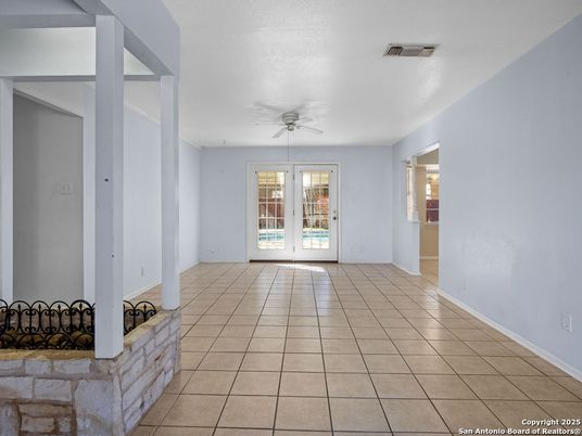 Empty room, Interior