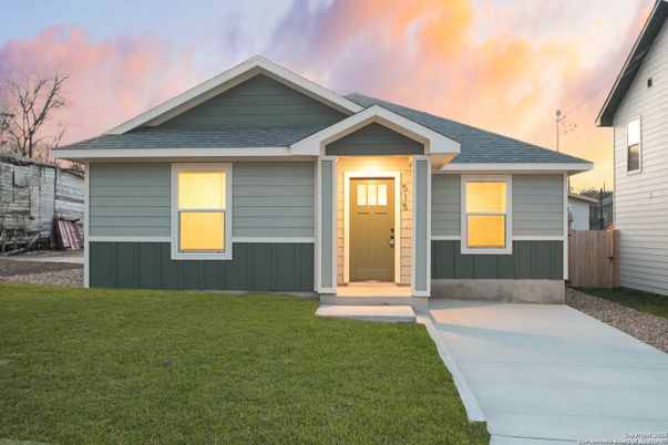 Exterior, Facade, Ranch