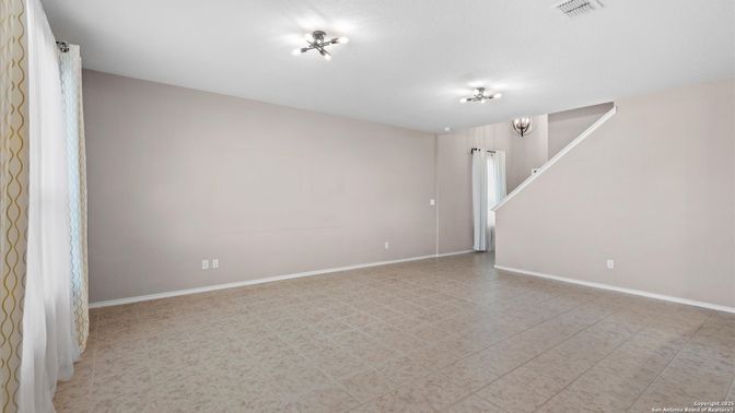 Empty room, Interior
