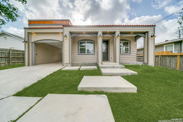 Attached, Exterior, Facade, Mediterranean