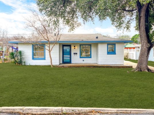 Exterior, Facade, Ranch