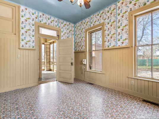 Empty room, Interior