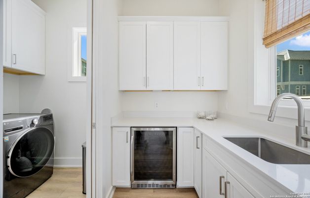 Interior, Washer, Wood Texture Flooring