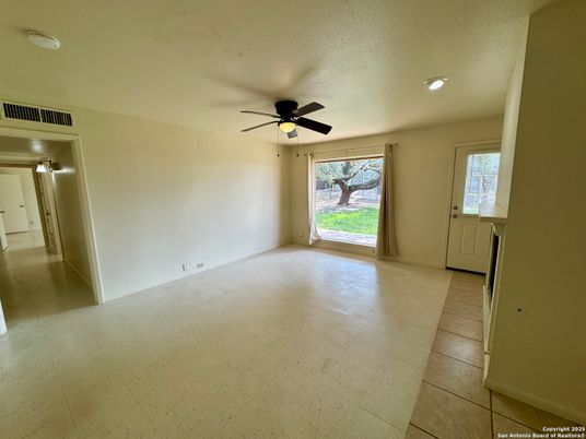 Empty room, Interior