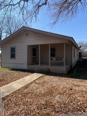 Exterior, Facade, Ranch