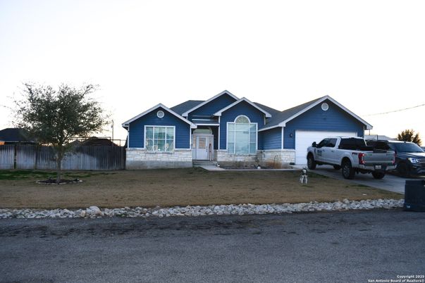 Attached, Exterior, Facade, American Craftsman