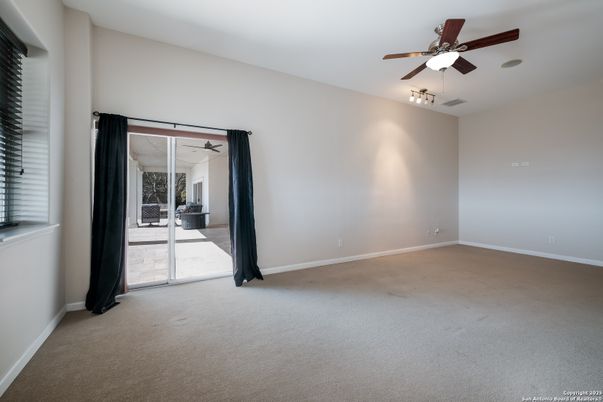 Empty room, Interior