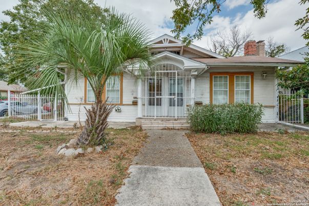 Exterior, Facade, Ranch