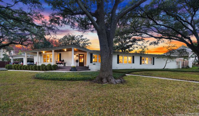 Backyard, Exterior, Facade, Ranch