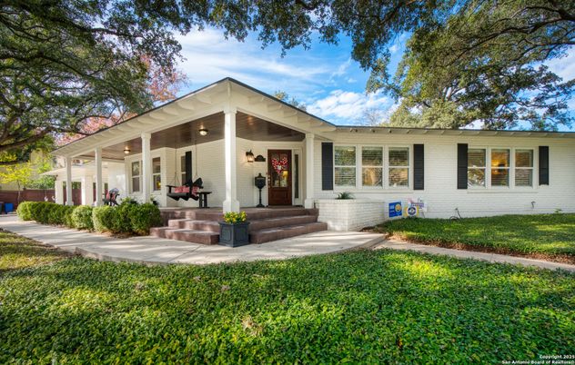Exterior, Facade, Ranch