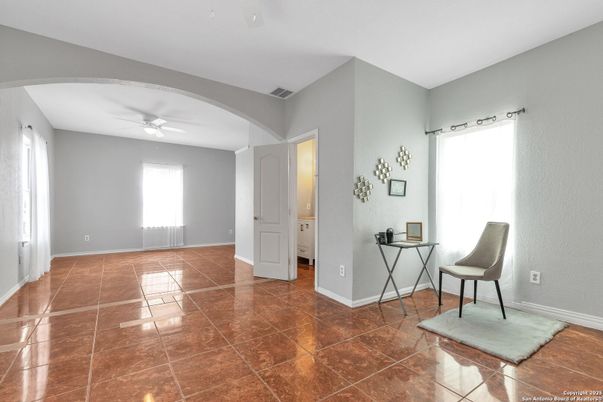 Empty room, Interior