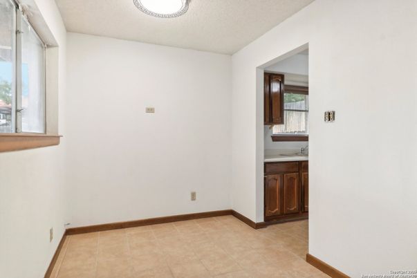Empty room, Interior