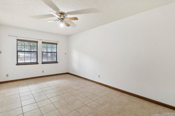 Empty room, Interior