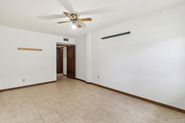 Empty room, Interior