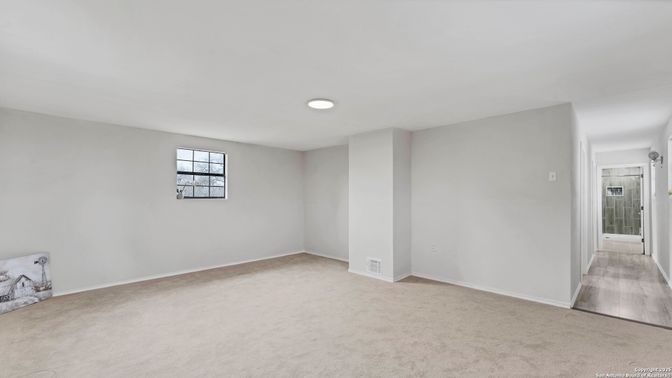 Empty room, Interior