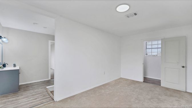 Empty room, Interior