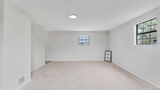 Empty room, Interior