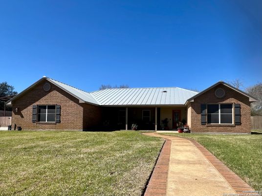 Exterior, Facade, Brick Facade, Ranch