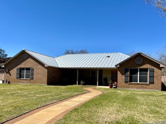 Exterior, Facade, Brick Facade, Ranch