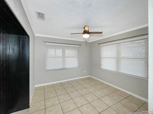 Empty room, Interior