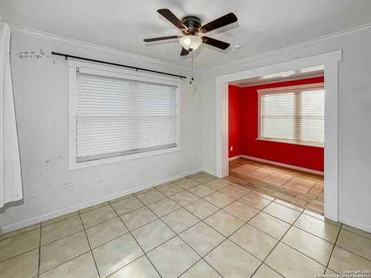 Empty room, Interior