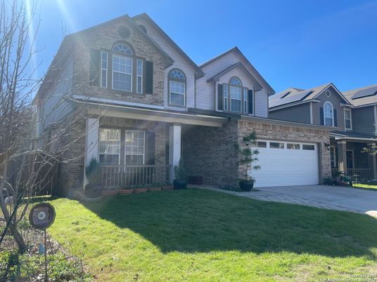 Attached, Exterior, Facade, Solar Panels, American Craftsman