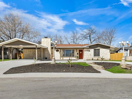 Exterior, Facade, Ranch