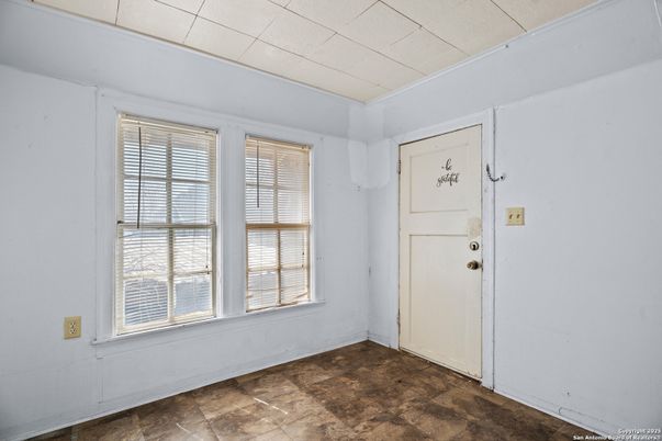 Empty room, Interior