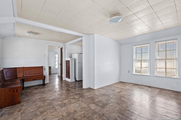 Empty room, Interior