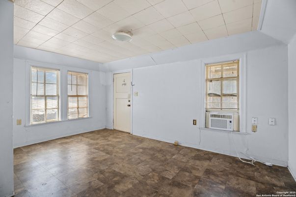 Empty room, Interior