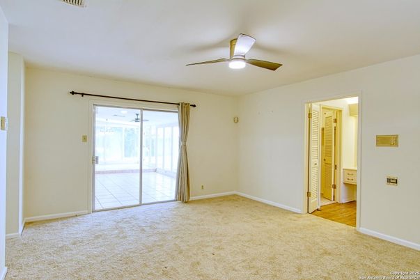 Empty room, Interior