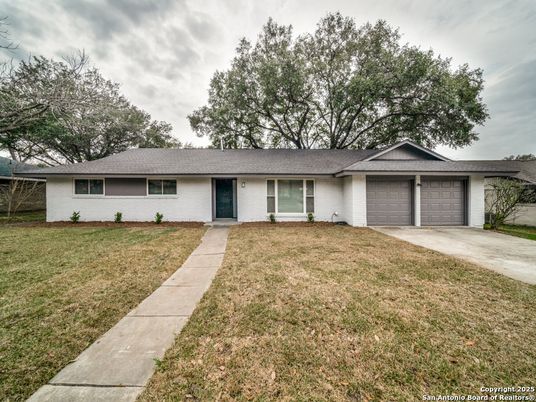 Attached, Exterior, Facade, Ranch