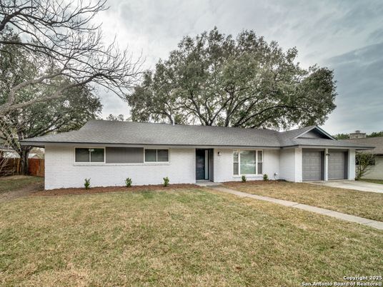 Attached, Exterior, Facade, Ranch