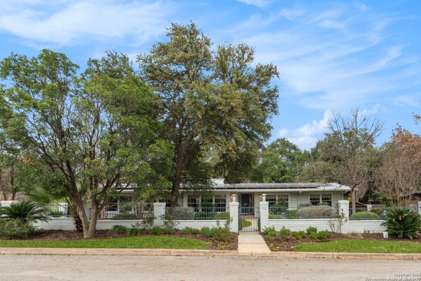 Exterior, Facade, Ranch