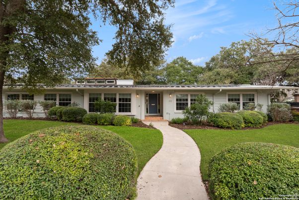 Exterior, Facade, Ranch