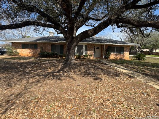 Exterior, Facade, Brick Facade, Ranch