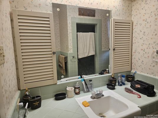 Bathroom, Interior, Tile Countertops