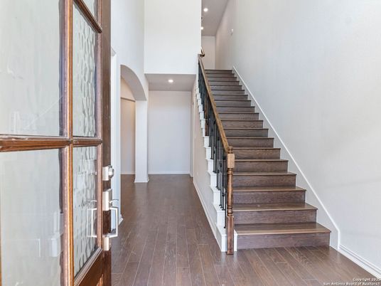 Interior, Recessed Lighting, Wood Texture Flooring