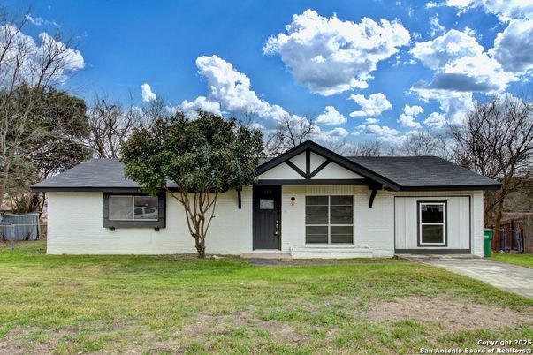 Exterior, Facade, Ranch