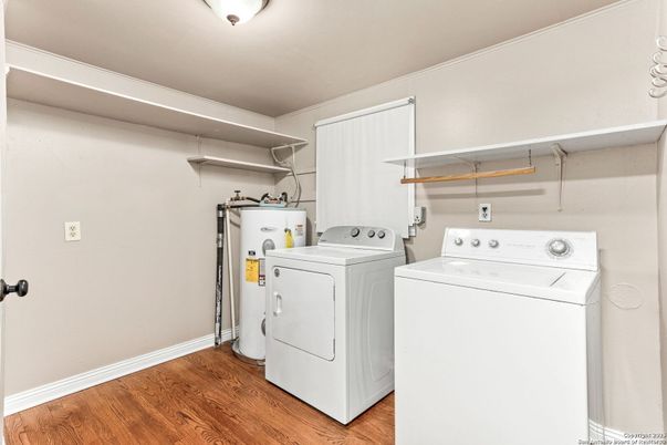 Interior, Utility Closets, Washer, Wood Texture Flooring