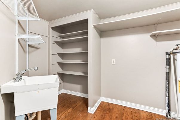 Interior, Walk-in Closets, Wood Texture Flooring
