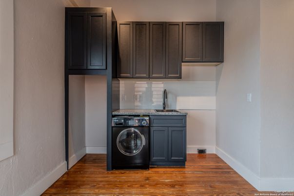 Interior, Washer, Wood Texture Flooring