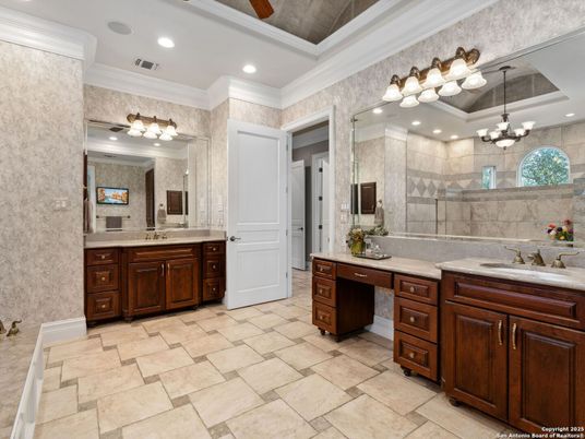 Bathroom, Dual Sink Vanities, Interior, Recessed Lighting