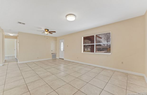 Empty room, Interior