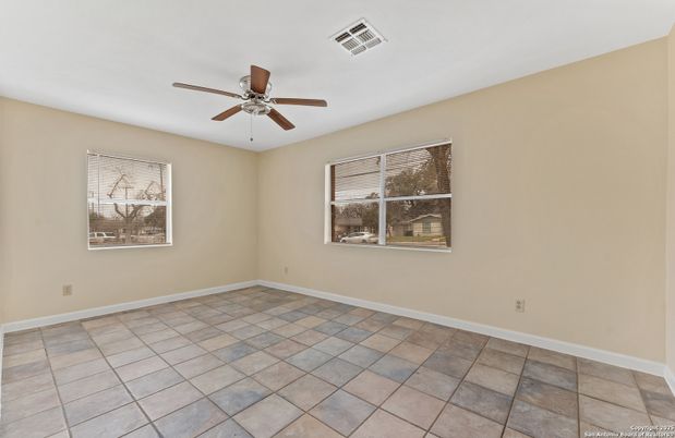 Empty room, Interior