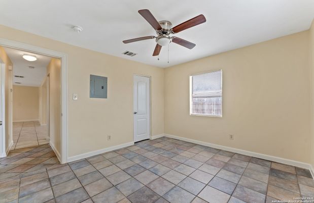 Empty room, Interior